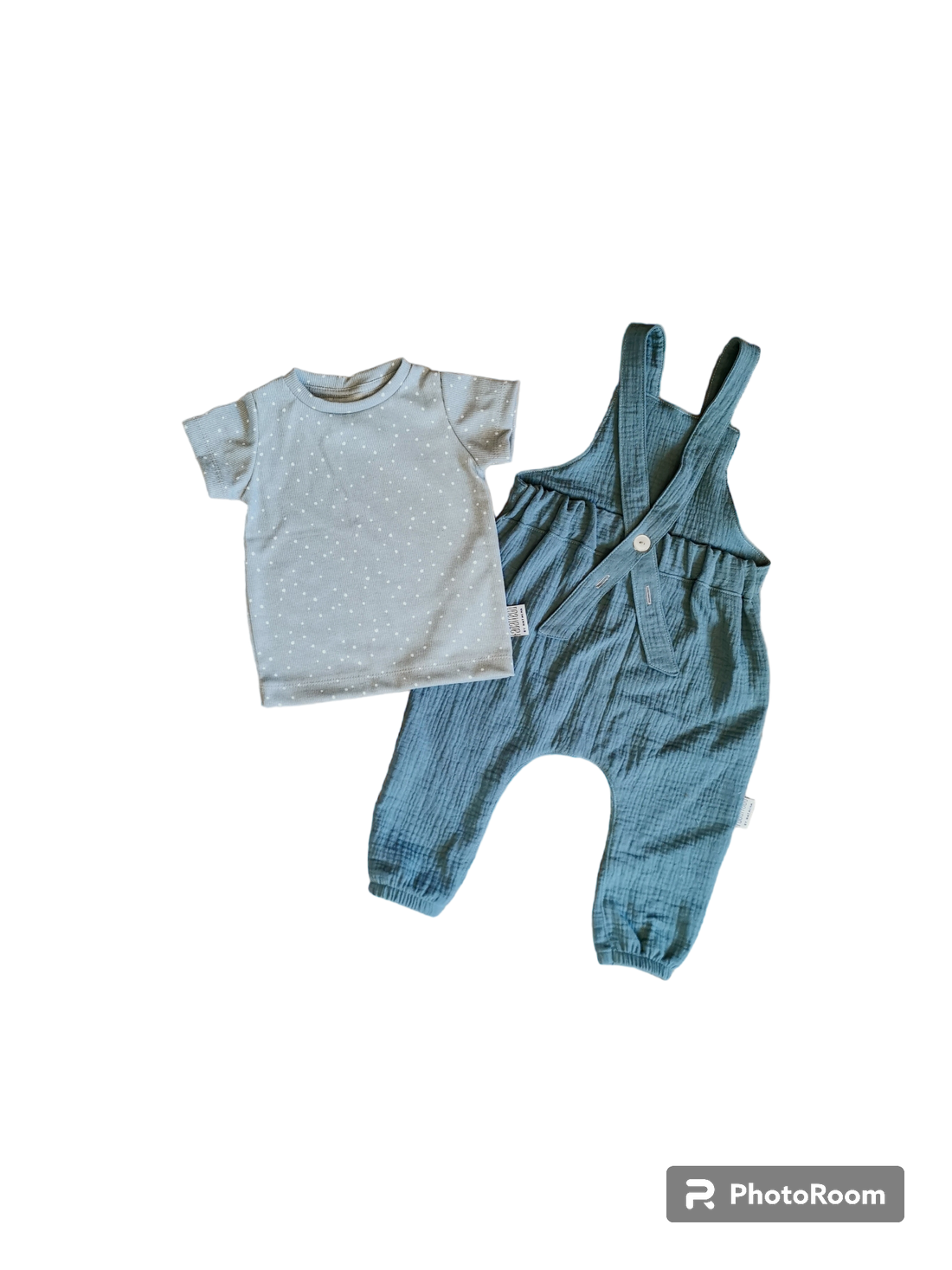 Latzhose und T-Shirt