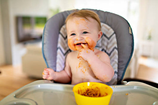 Baby isst mit Händen